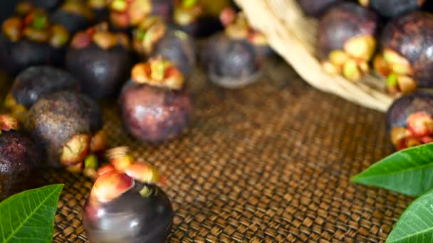 Üstten Görünüm Seçici Odak Taze Lezzetli Hasat Mangosteens Tahta Masada — Stok video