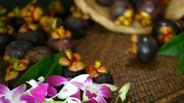 Vista dall'alto di mangostani freschi e deliziosi raccolti sul tavolo di legno. Thai frutta viola biologica nel cesto . — Video Stock