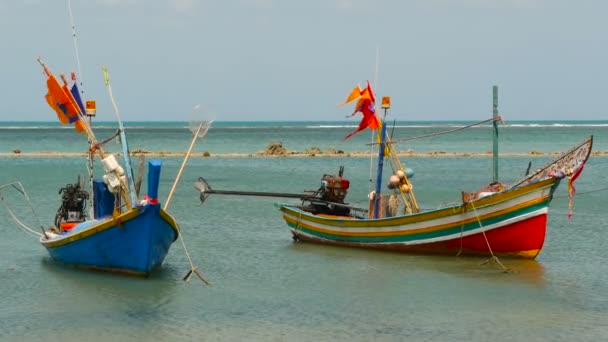 Тропічних океану пляж, пришвартований дерев'яні традиційний барвистий риболовецького судна. Морський пейзаж поблизу азіатських бідні мусульманських рибацькому селі — стокове відео