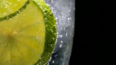 Detoks ya da susuzluk kavramı. Sağlıklı, diyet beslenme. Soğuk limonata, limon içecek. Siyah arka plan