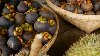Sezon tropikal tatlı sulu meyve, yerel Tayland Pazar karışık. Büyük Monthong Durian ve Mangosteen