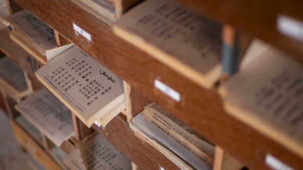 Chinese tempel Fortune forcast papier, traditionele naad-Si, Qiuqian, Chi-Chi toekomstige teller. Voorspelde verzacht zeggen papers — Stockvideo