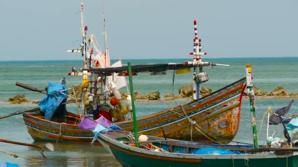 Tropische oceaan strand, afgemeerd houten traditionele kleurrijke vissersboot. Zeegezicht in de buurt van Aziatische arme moslim vissersdorp — Stockvideo