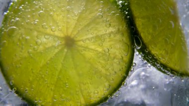 Detoks ya da susuzluk kavramı. Sağlıklı, diyet beslenme. Soğuk limonata, limon içecek. Siyah arka plan