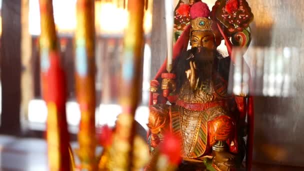 Tapınağın sunağındaki Çin kutsal tanrılarının geleneksel Budist heykelleri.. — Stok video