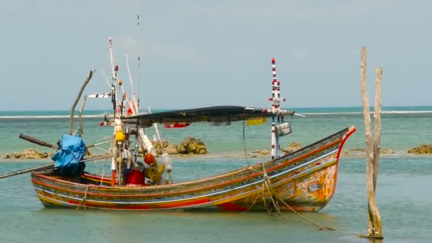Tropický oceán pláž, kotvící dřevěné tradiční barevné rybářské lodi. Seascape asijské rybář muslimské obce — Stock video