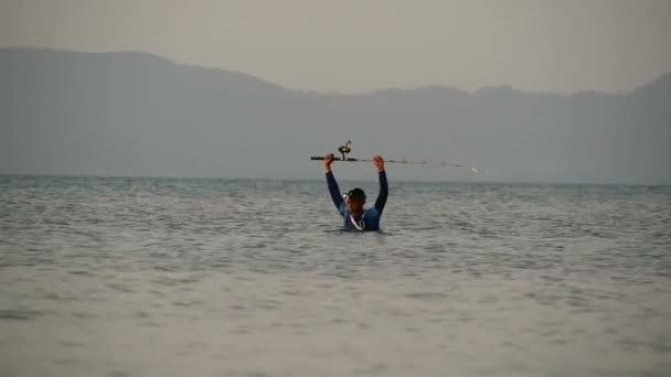 Samui, thailand - 23. Juni 2018: Fischer-Silhouette in Aktion beim Spinnen, Sonnenuntergang. traditionelle asiatische Besetzung — Stockvideo