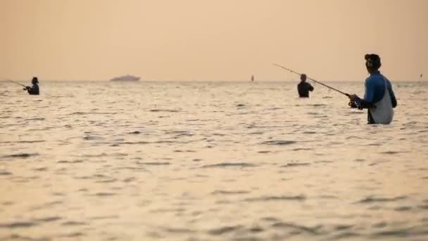 SAMUI, TAILANDIA - 23 DE JUNIO DE 2018: Silueta de pescador en acción al girar, al atardecer. Ocupación tradicional asiática — Vídeo de stock