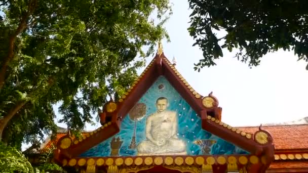 サムイ島、タイ - 2018 年 7 月 13 日: ワット ・ Khunaram。仏教寺院です。彼の国王陛下プミポン国王の肖像画 — ストック動画