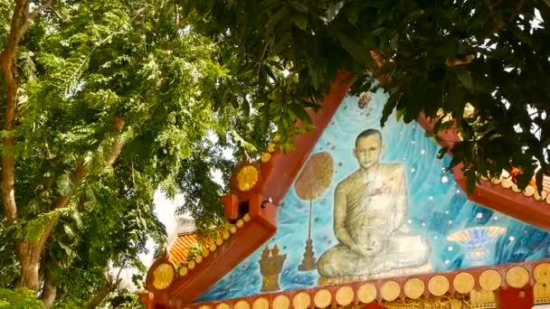 КОХ-САМУИ, ТАЙЛАНД - 13 июля 2018 года: Ват Хунарам. Буддийский храм. Портрет Его Величества короля Пумипона Адульядея — стоковое видео