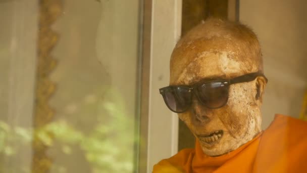 KOH SAMUI, THAILAND - JULY 13, 2018: Wat Khunaram. Kunaram Buddhist Temple. The mummified body of Buddhist monk — Stock Video