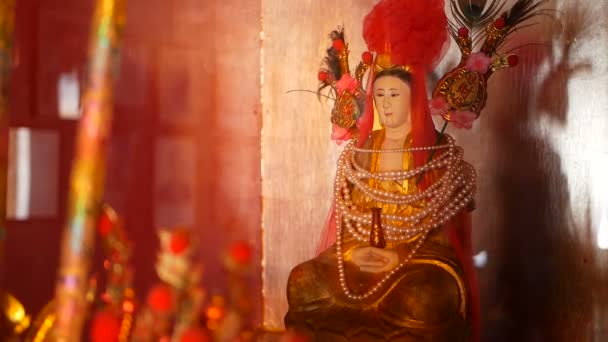 Buddhistische traditionelle Statuen chinesischer heiliger Götter auf dem Altar im Tempel. — Stockvideo