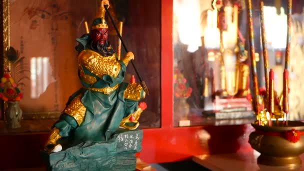Buddhistické tradiční sochy čínských posvátných bohů na oltáři uvnitř chrámu. — Stock video