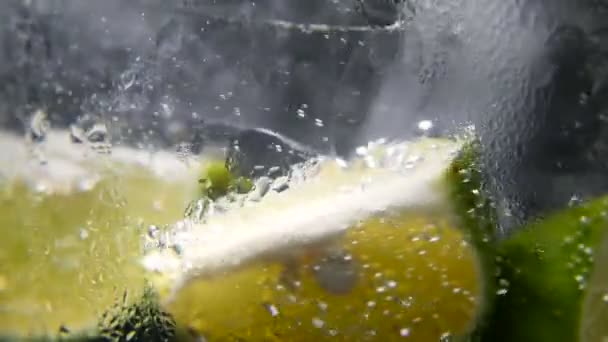 Detox o concetto di sete. Alimentazione sana e dietetica. Limonata fredda, bevanda al lime. Fondo nero — Video Stock