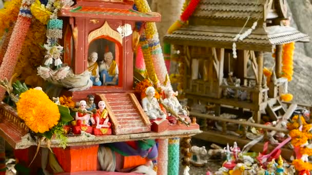 Casa de espírito guardiã em miniatura de madeira. Santuário de templo budista pequeno, guirlandas de flores coloridas. San phra phum . — Vídeo de Stock