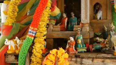 Ahşap minyatür koruyucu ruh evi. Küçük Budist tapınak Tapınak, renkli çiçek çelenk. San phra phum.