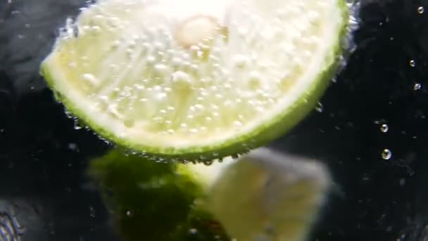 Conceito de desintoxicação ou sede. Nutrição saudável e dietética. Limonada fria, bebida de lima. Fundo preto — Vídeo de Stock