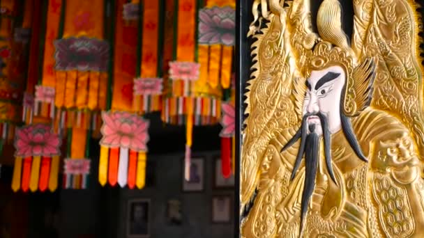 Portas de madeira decoradas com tradicionais chineses antigos deuses da porta sagrada guardiões Qin Shubao e Yuchi Jingde Gong — Vídeo de Stock