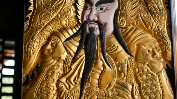 Puertas de madera decoradas con dioses tradicionales chinos antiguos de puerta santa guardianes Qin Shubao y Yuchi Jingde Gong — Vídeo de stock