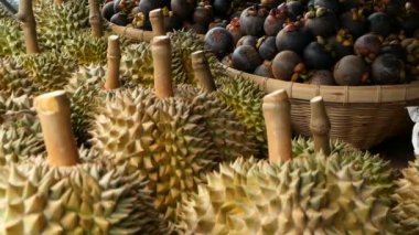 Sezon tropikal tatlı sulu meyve, yerel Tayland Pazar karışık. Büyük Monthong Durian ve Mangosteen