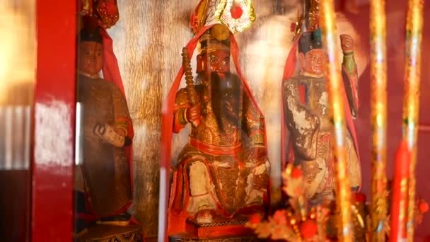 Buddyjskie tradycyjne posągi chińskich świętych bogów na ołtarzu wewnątrz świątyni. — Wideo stockowe