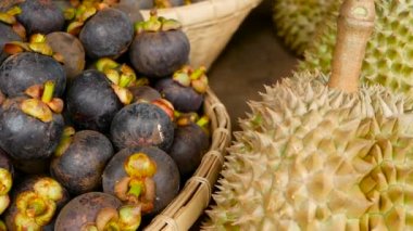 Sezon tropikal tatlı sulu meyve, yerel Tayland Pazar karışık. Büyük Monthong Durian, sert deri kaplı keskin noktaları ve Mangosteen, Kral ve Kraliçe, en lezzetli antioksidan egzotik meyve