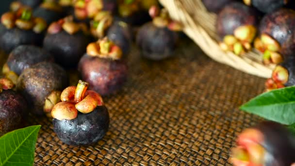 顶部视图选择性聚焦新鲜美味的椰枣在木桌上收获 泰国热带有机紫色水果在篮子里 异国情调的自然模糊的背景 健康饮食理念 — 图库视频影像