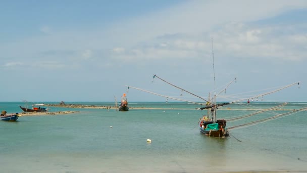 Tropikalne ocean plaża, zacumowany drewniane tradycyjne kolorowe Połów Łódka. Seascape w pobliżu azjatycki biedny rybak muzułmańskich village — Wideo stockowe