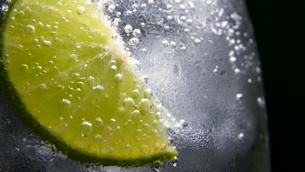 Detox oder Durst Konzept. gesunde, diätetische Ernährung. kalte Limonade, Limettengetränk. schwarzer Hintergrund — Stockvideo