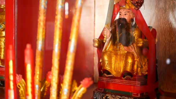 Boeddhistische traditionele beelden van Chinese heilige goden op het altaar in de tempel. — Stockvideo