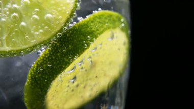 Detoks ya da susuzluk kavramı. Sağlıklı, diyet beslenme. Soğuk limonata, limon içecek. Siyah arka plan