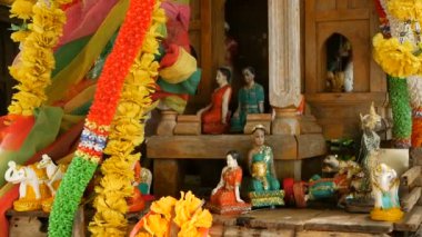 Ahşap minyatür koruyucu ruh evi. Küçük Budist tapınak Tapınak, renkli çiçek çelenk. San phra phum.