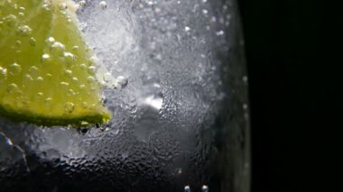 Detoks ya da susuzluk kavramı. Sağlıklı, diyet beslenme. Soğuk limonata, limon içecek. Siyah arka plan