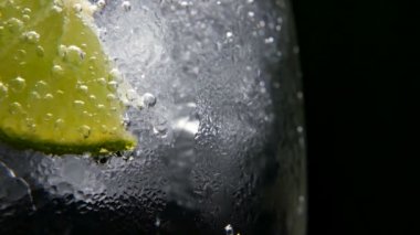 Detoks ya da susuzluk kavramı. Sağlıklı, diyet beslenme. Soğuk limonata, limon içecek. Siyah arka plan
