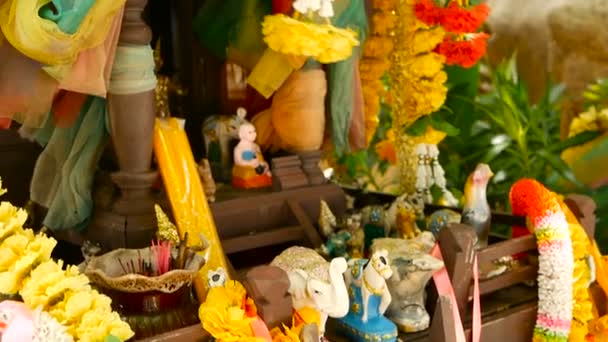 Casa espíritu guardián miniatura de madera. Pequeño templo budista santuario, coloridas guirnaldas de flores. San phra phum . — Vídeos de Stock