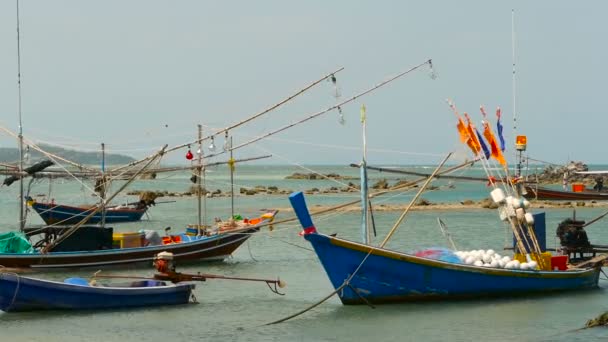 Praia do oceano tropical, ancorado barco de pesca colorido tradicional de madeira. Seascape perto asiático pobre muçulmano pescador aldeia — Vídeo de Stock