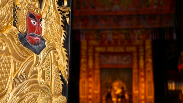 Ahşap kapı dekore edilmiş geleneksel Çin antik kutsal kapı Tanrılar veliler ile Qin Shubao ve Yuchi Jingde Gong — Stok video