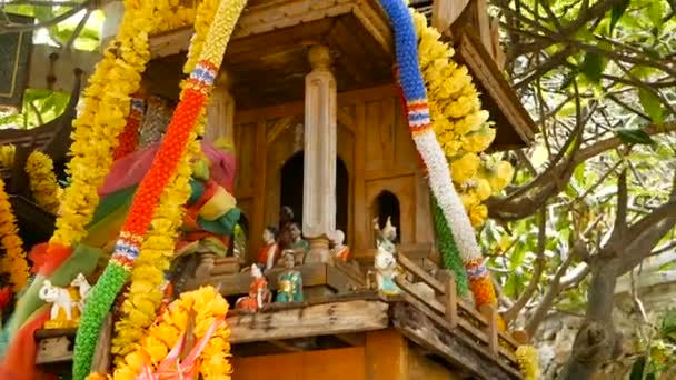 Miniatur Schutzhaus Aus Holz Kleiner Buddhistischer Tempelschrein Bunte Blumengirlanden San — Stockvideo