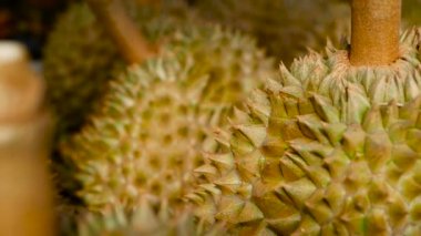 Asya meyve Durian üstünde belgili tanımlık sayaç Tayland gece pazarında kralıdır