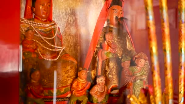 Estatuas tradicionales budistas de dioses sagrados chinos en el altar dentro del templo. — Vídeo de stock