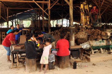 Nakhonsithammarat, Tayland - 7 Haziran 2014: Özel tuğla fabrikası, yetişkinler ve çocuklar büyük kapak özel aile tuğla fabrikası'nın altında Grup üzerinde büyük bir aile. Asya işçiler portre.