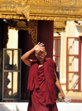 Bagan, Myanmar - 13 Kasım 2015: Etnik keşiş portre. Asya genç rahip tapınak girişi önünde duran elbise içinde. Mingalazedi pagoda. Sulamani Shwezigon Ananda Htilominlo