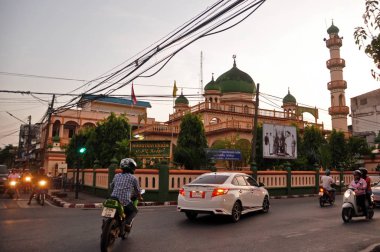 Oryantal şehir, otomobil ve motosiklet sürüş yolda cami tarafında Müslüman şehir Nakhon Si Thammarat, Thailand ile yolda trafik