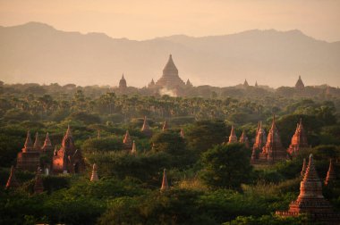 Yeşil arazi Tapınağı, yeşil geniş arazi güzel manzara oryantal pagodadan ve selami, Myanmar, Bagan Kulesi ile mızraklarla. Mingalazedi Sulamani Shwezigon Ananda Htilominlo