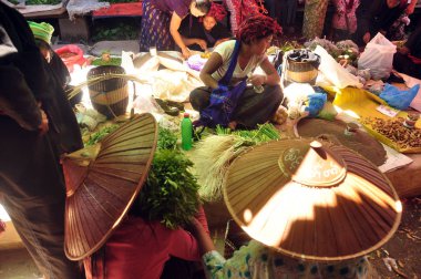 Inle, Myanmar - 29 Kasım 2015: Yeşil yerel göl güneş ışığı, etnik yoksul Asya kabile insanlar doğal ürünler ile yerel pazardaki pazarda.