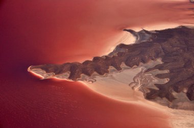 Ismarlayarak pembe göl, kıyı şeridi egzotik pembe tuz Urmiye Gölü'nün cliff oluşumu, Iran ile havadan görünümü