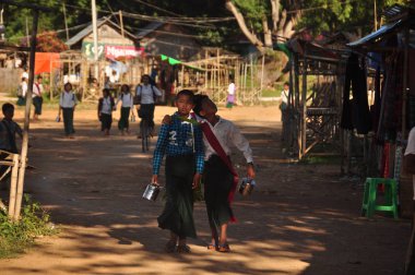 Inle, Myanmar - 29 Kasım 2015: Etnik Köyü, etnik öğrenciler okuldan sonra kırsal köyde yürüyüş görünümünü okuldan sonra çocuklar