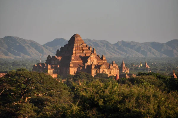 Bagan Myanmar Novembre 2015 Antico Tempio Orientale Terreno Verde Veduta — Foto Stock