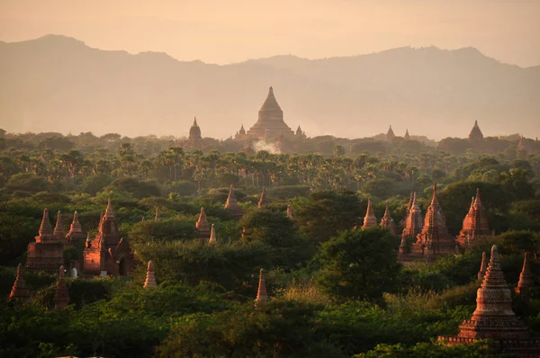 Zöld Föld Spears Templom Tornyaira Keleti Pagodák Paya Mianmar Bagan — Stock Fotó