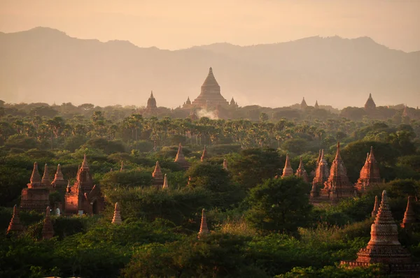 Terra Verde Con Lance Tempio Pittoresco Paesaggio Verde Ampio Terreno — Foto Stock